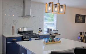Fridge, microwave, oven, stovetop - FIFA World Cup Stay • Cozy Family Near AT&T 3-Min Drive (Arlington)
