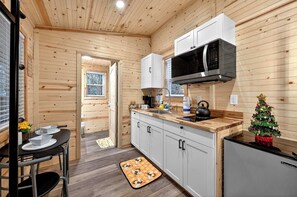 Kühlschrank, Mikrowelle, Herdplatte, Wasserkocher mit Kaffee-/Teezubehör