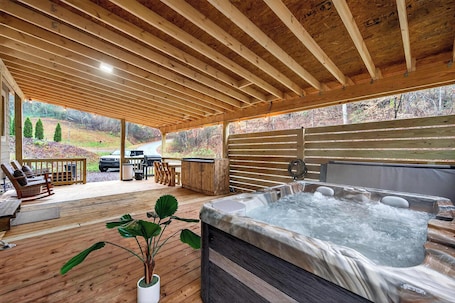 Terrace/patio. Tiny Retreat-Huge Covered Deck,Hot Tub,Lake Access