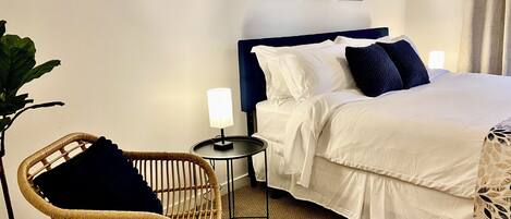 Tabla de planchar con plancha, acceso a internet y ropa de cama