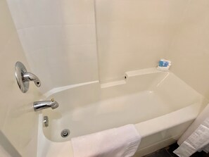 Haartrockner, Handtücher, Seife, Toilettenpapier