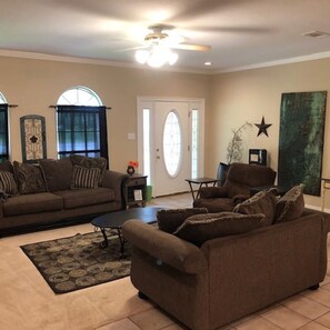 Smart TV - Coastal Comfort: Charming 3BR/2BA Retreat in Ocean Springs, MS (Ocean Springs)