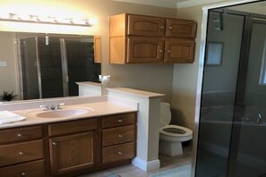 Shower, jetted bath, towels, toilet paper - Coastal Comfort: Charming 3BR/2BA Retreat in Ocean Springs, MS (Ocean Springs)