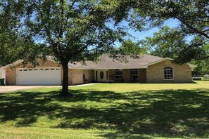 Exterior - Coastal Comfort: Charming 3BR/2BA Retreat in Ocean Springs, MS (Ocean Springs)