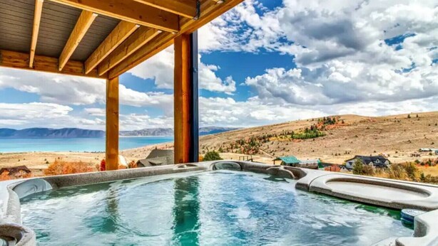 Ein Whirlpool mit Blick auf Strand und Berge.