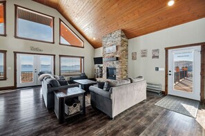 TV, fireplace, ping pong - Lazy Bear Lodge with Private Hot tub and Kayak (Garden City)