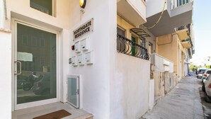 Un edificio residencial con un letrero que dice 