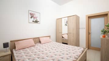 Apartment, 2 Bedrooms, Kitchen | Blackout drapes, iron/ironing board, free WiFi