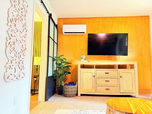 Interior - Quiet Lakefront Retreat near Downtown with Private Patio (Orlando)