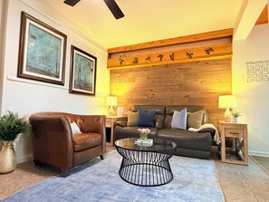 Smart TV - Walkable Quiet Lakefront Retreat near Downtown Orlando with Private Patio (Orlando)