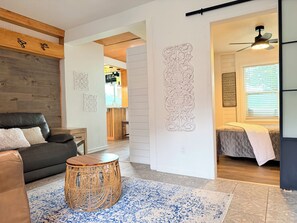 Iron/ironing board, Internet, bed sheets - Quiet Lakefront Retreat near Downtown with Private Patio (Orlando)