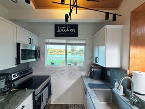 冷蔵庫、電子レンジ、オーブン、コンロ