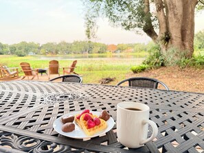 Ein Tisch mit einer Platte Waffeln, einer Kaffeetasse und Schokoladenkugeln.