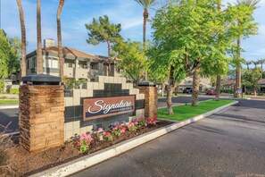 Property grounds - Resort-Style 3BR Condo in Kierland Area w/ Pool (Scottsdale)
