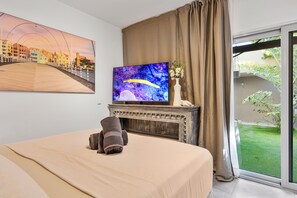 Zimmersafe, Schreibtisch, Bügeleisen/Bügelbrett, Reisekinderbett