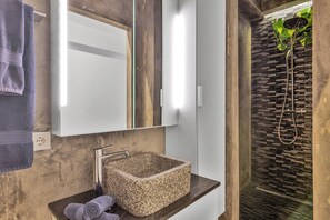 Shower, hair dryer, towels, soap - Deluxe private Apartment, 90m2 (Jan Thiel)