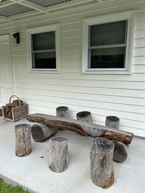 Terrace/patio - Premium Halls Gap Holiday Home - Firepit and Local Wine (Halls Gap)