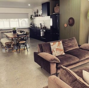 TV, fireplace - The Mountain Den - Breathe and relax (Halls Gap)