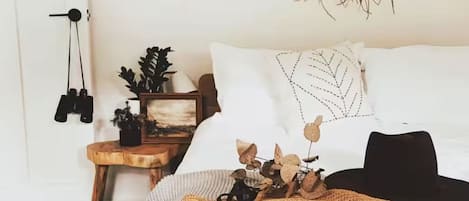 Tabla de planchar con plancha, wifi y ropa de cama