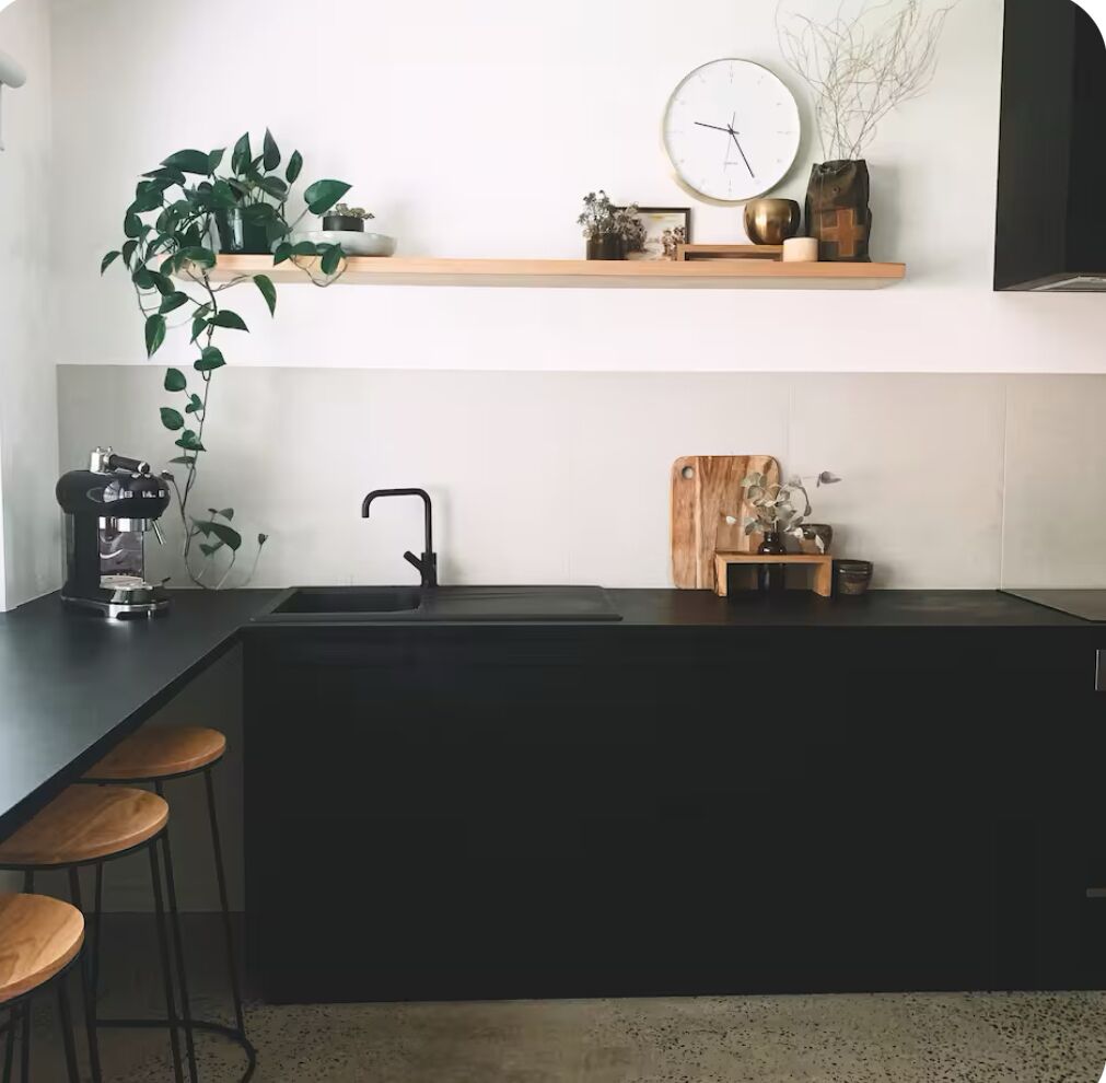 Microondas, horno, placa de cocina y lavavajillas