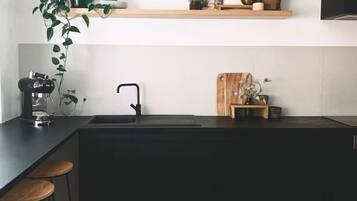 Een magnetron, een oven, een kookplaat, een vaatwasser