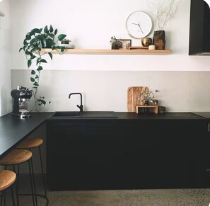 Een magnetron, een oven, een kookplaat, een vaatwasser