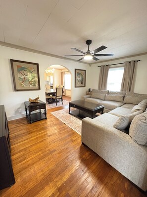 Living area - Grandmas House Cozy 3-bedroom 0.4 mi to Memorial Hospital 3 mi to Downtown Chatt (Chattanooga)