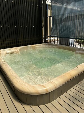 Outdoor spa tub - Glenelg Coastal Stay (Glenelg North)