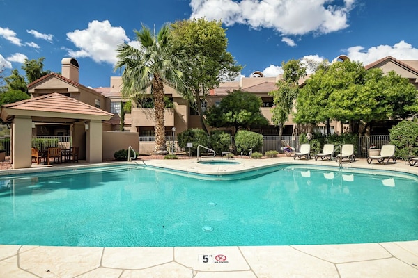 Community Heated Pool / Hot Tub