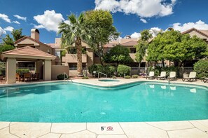 A heated pool - Villa Antigua with Resort-Style Pool, Spa, Tennis in Scottsdale Old Town (Scottsdale)