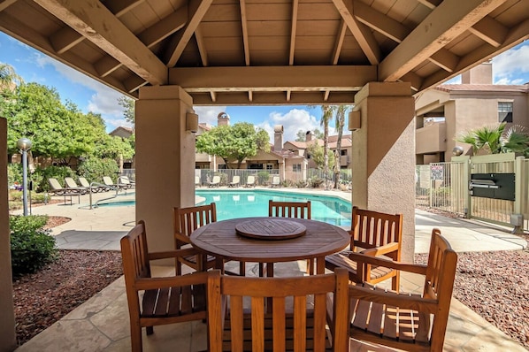 Outdoor dining - Villa Antigua with Resort-Style Pool, Spa, Tennis in Scottsdale Old Town (Scottsdale)