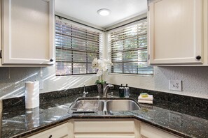 Fridge, microwave, oven, stovetop - Villa Antigua with Resort-Style Pool, Spa, Tennis in Scottsdale Old Town (Scottsdale)