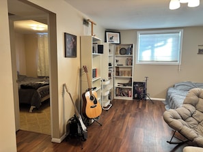 Tabla de planchar con plancha, wifi y ropa de cama