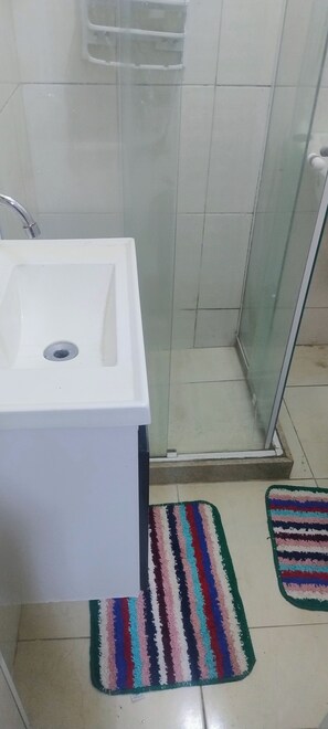 Shower, hair dryer, towels, soap - Fully furnished studio apartment in Post 4, near Copacabana beach. (Rio de Janeiro)