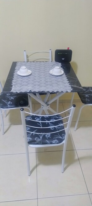 Dining - Fully furnished studio apartment in Post 4, near Copacabana beach. (Rio de Janeiro)