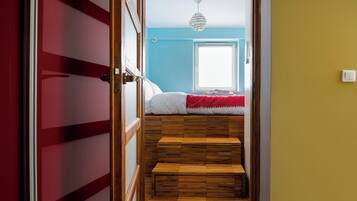 Planxa i posts de planxar, wifi i roba de llit