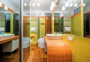 Shower, hair dryer, towels - Praga Tower City View Apartment (Warszawa)