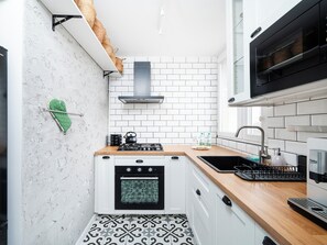 Refrigerador, microondas, horno y parrilla de estufa 
