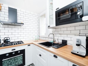 ثلاجة، ميكروويف، فرن، موقد طهي مسطح