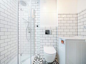 Douche, sèche-cheveux, serviettes fournies