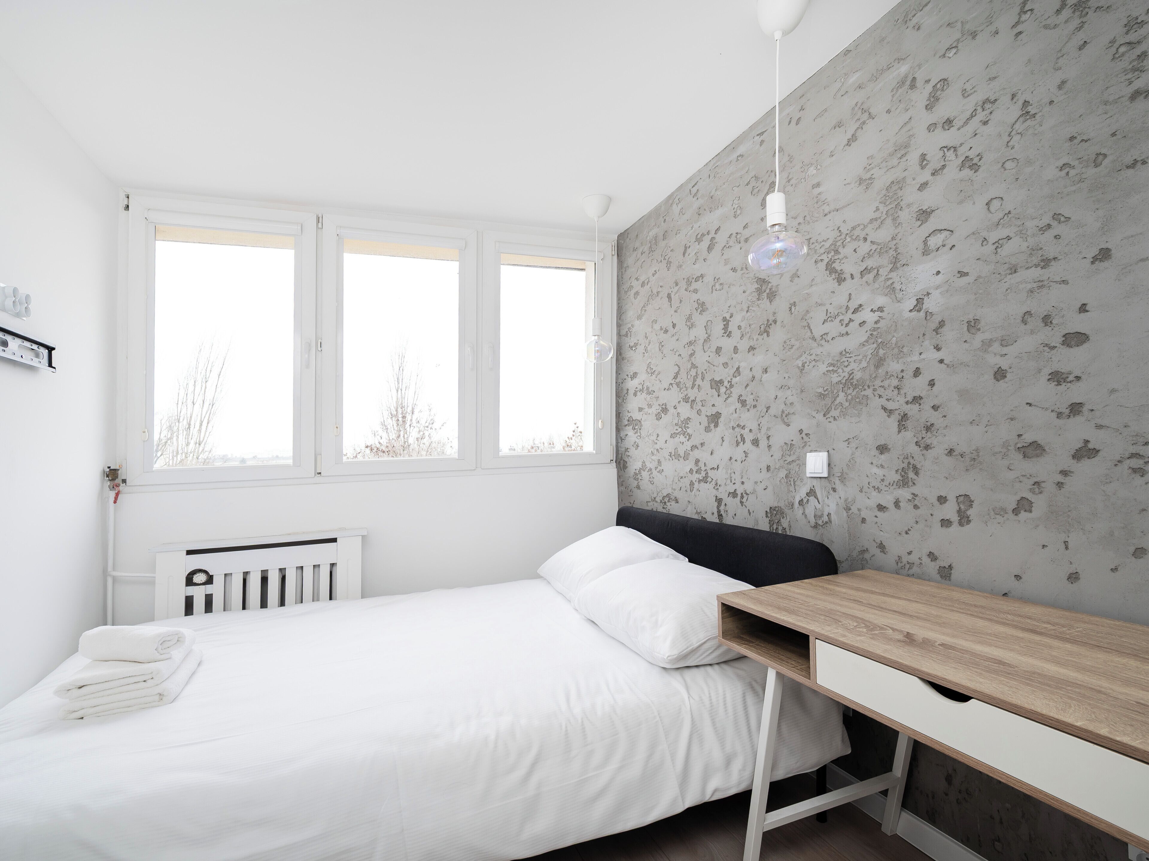 Silitysrauta/-lauta, Wi-Fi, vuodevaatteet