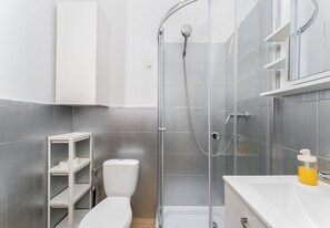 Shower, free toiletries, hair dryer, towels - Cracow City Centre Apartment (Kraków)