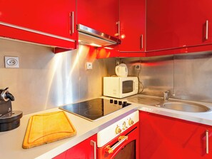 Kühlschrank, Mikrowelle, Ofen, Geschirrspüler