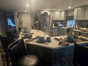 Fridge, microwave, oven, stovetop - Xtream Memory • Heated Pool, Courts, ATVs, Zoo (Fortville)