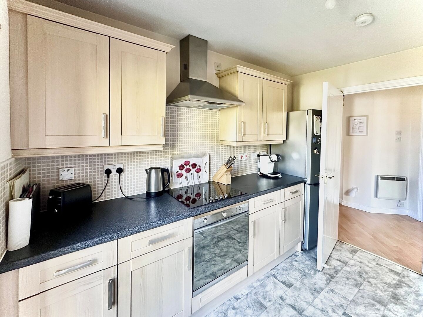 Kjøleskap, mikrobølgeovn, ovn og kokeplater