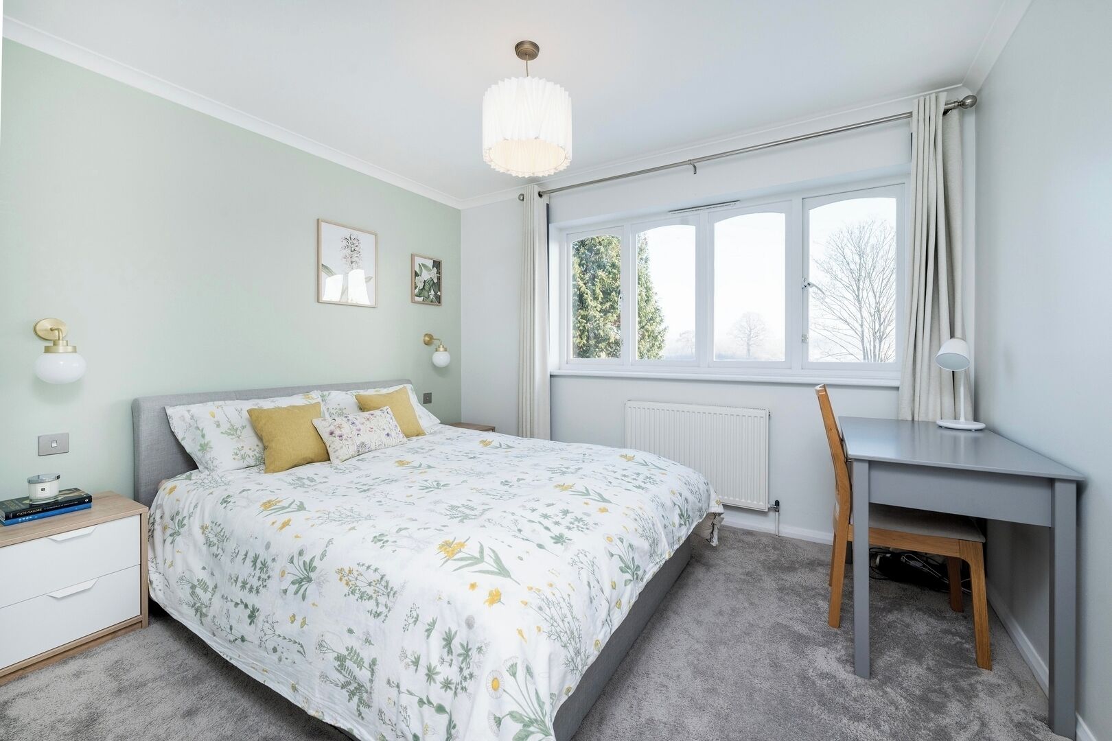 Desk, iron/ironing board, WiFi, bed sheets