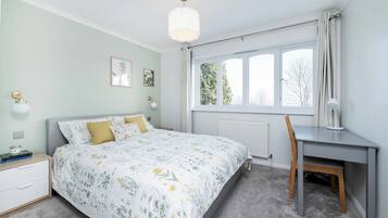 Desk, iron/ironing board, WiFi, bed sheets