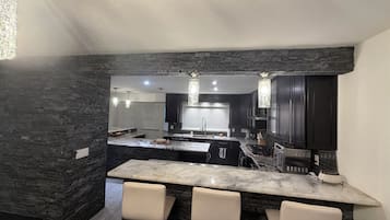 Réfrigérateur, micro-ondes, plaque de cuisson, lave-vaisselle