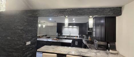 Geladeira, micro-ondas, cooktop, lava-louças