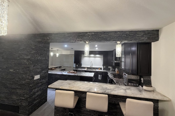 Frigorífico, microondas, placa de cocina y lavavajillas